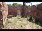 00879 ostia - regio ii - insula iv - terme di nettuno (ii,iv,2) - raum 7 - tepidarium - mitte - bli ri osten  - tuer zu raum 6 - 06-2022.jpg